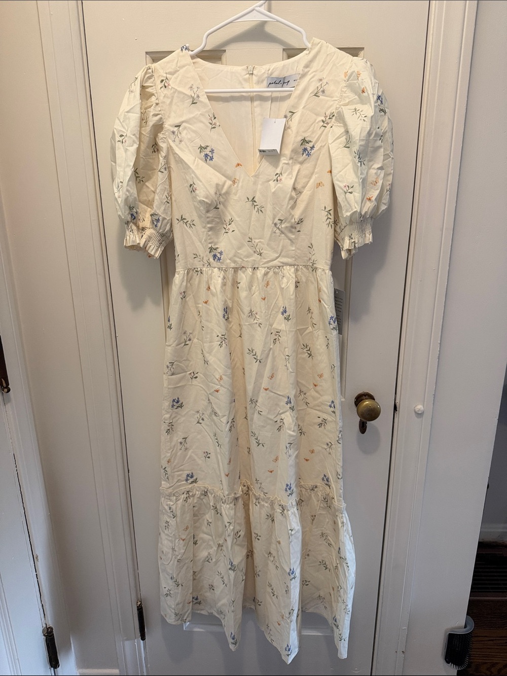 NWT Petal & Pup Cream Floral V-Neck Puff-Sleeve Midi Dress